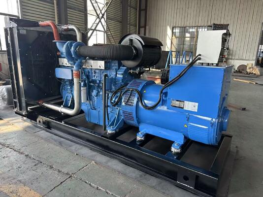 Un buen precio. Motor Yuchai YC6TC840-D31 Generador de diesel de tipo abierto Conjunto de generadores de energía de 625KVA en línea